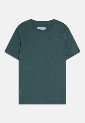 Mørkegrøn kortærmet t-shirt med rund hals og lille broderet elglogo på venstre bryst, lagt fladt på en hvid baggrund.