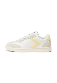 Sneaker con una toma in pelle bianca, dettagli in suede beige e un design geometrico giallo. Suola in gomma con cuciture a contrasto.