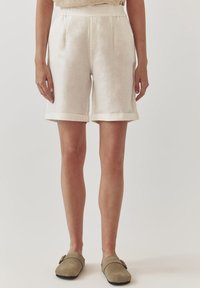 TATUUM MIRIAKO - Shorts - white