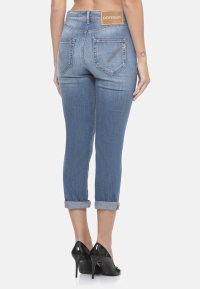 Jean en denim bleu clair avec un design ajusté, ourlets retroussés et poches arrière doubles. Présente une étiquette de logo marron à la taille.