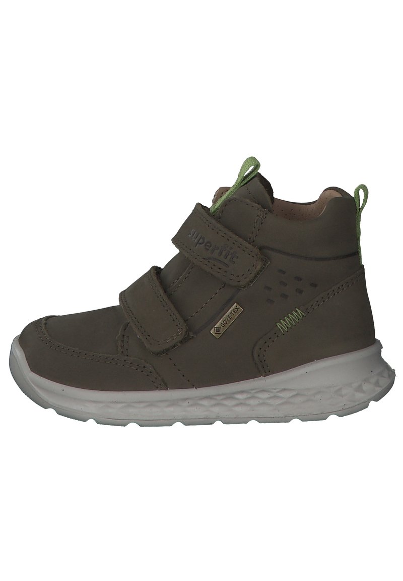 Braune Leder-Stiefelette mit Klettverschlüssen, grünen Akzenten und einer strukturierten Gummisohle. Besitzt ein wasserdichtes Gore-Tex-Label an der Seite.