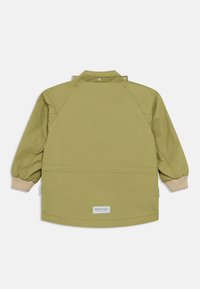 Olivno zelena jakna s ovratnikom na pritrditev in elastičnimi manšetami, z gladko teksturo in logotipom na zadnji strani.