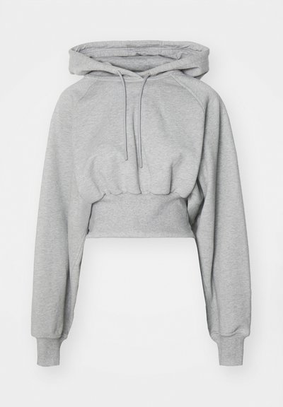 Sudadera corta de color gris claro con mangas largas, cordones delanteros y dobladillo y puños acanalados sobre fondo blanco.