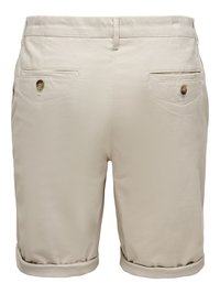 Bež muške kratke hlače s podvrnutim rubovima, dva stražnja džepa s gumbima i petlje za remen na struku.