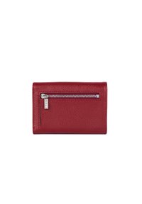 Portefeuille en cuir rouge avec une finition texturée, comportant un compartiment zippé et des garnitures en métal argenté, de forme rectangulaire.