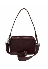 Burgundy schoudertas van zacht suede, met een ritsluiting, verstelbare schouderband en een elegante rechthoekige vorm met een gestructureerd oppervlak.