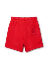 Pantaloni corti rossi in cotone con vita elastica, dotati di una tasca posteriore e un accento logo tono su tono. Texture liscia, design casual.