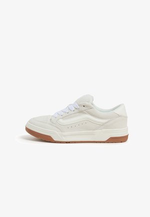 Men's sneaker in light gray suede with white laces, rubber sole in gum brown, featuring stitched accents and perforated detailing.