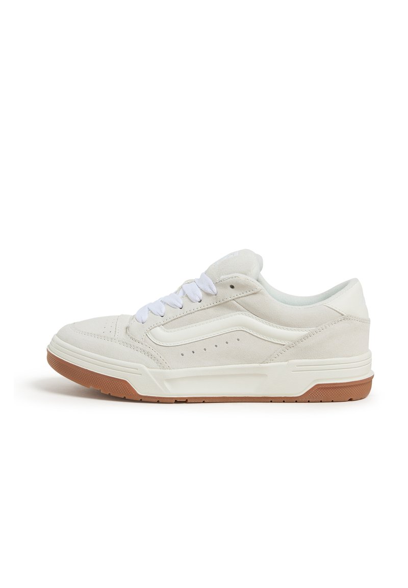 Sneakers pour hommes en suede gris clair avec des lacets blancs, semelle en caoutchouc marron gomme, présentant des accents cousus et des détails perforés.