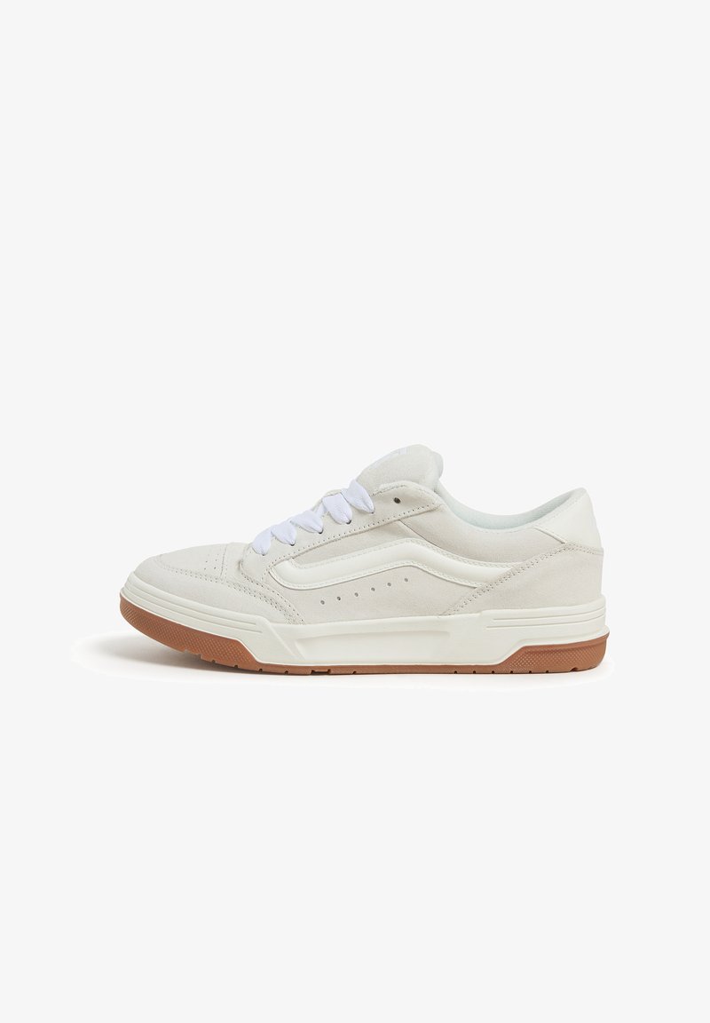 Men's sneaker in light gray suede with white laces, rubber sole in gum brown, featuring stitched accents and perforated detailing.