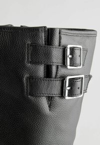 Next Batai su platforma - mottled black