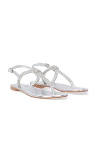 Sølvmetallic sandaler med en thong-design, der har en knyttet strop og teksturerede accenter. Flad sål med minimal hælhøjde.