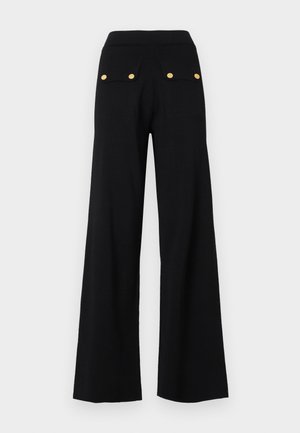 Črne široke hlače z elastičnim pasom, dvema zadnjima žepoma z zlatimi gumbi ter gladko teksturo.