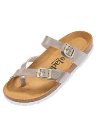 Sandal in beige metallico con due cinghie regolabili, soletta in sughero e una leggera suola bianca. Presenta fibbie per una calzata sicura.