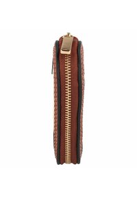 Portefeuille zippé en tissu texturé marron avec des finitions dorées. Présente des coutures contrastantes et un profil mince pour un transport facile.