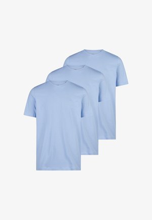 Trzy jednolite jasnoniebieskie t-shirty z krótkim rękawem i okrągłym dekoltem, ułożone w stos, bez widocznych logo ani wzorów.