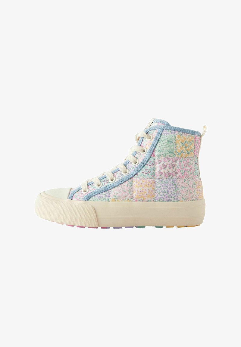 Höga sneakers med ett lapptäckesdesign i tyg som har pastellfärgade blommönster; vit gummitå och sula, blå accenter och färgglad yttersula.