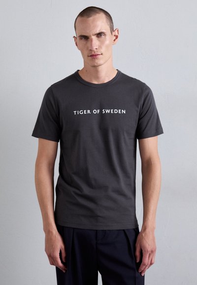 Czarnoszary, krótki rękaw, T-shirt wykonany z bawełny, z napisem "TIGER OF SWEDEN" w kolorze białym, okrągły dekolt i dopasowany krój.
