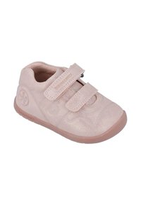 Zapato para niño pequeño en color rosa, hecho de un material brillante y texturizado con dos tiras de velcro. Punta redondeada y suela suave, con un diseño sutil en el lateral.