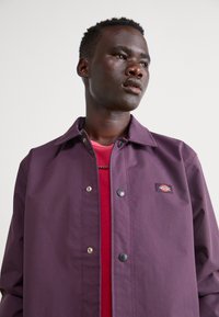Dickies OAKPORT COACH - Suvejakk - plum perfect