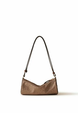 Sac à épaule en cuir marron texturé avec longue bandoulière noire, forme cylindrique et fermeture éclair dorée sur fond blanc.