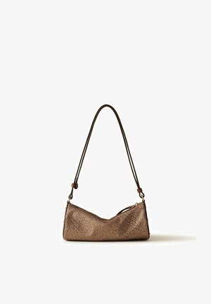 Borsa a tracolla in pelle marrone strutturata con lunga tracolla nera, forma cilindrica e cerniera dorata su sfondo bianco.