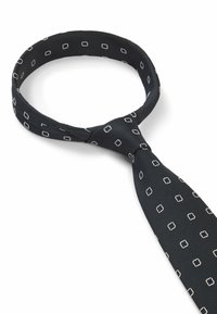 Czarny krawat z teksturowanym wykończeniem, z powtarzającym się białym wzorem kwadratów. Wzór obejmuje węzeł u podstawy.