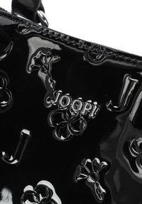 Borsa in pelle verniciata nera con loghi in rilievo e motivi floreali. Progettata con una finitura lucida e dettagli intricati.