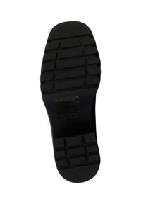 Semelle de chaussure en caoutchouc noir présentant une surface texturée avec des motifs de semelle bien définis et une zone de orteil renforcée pour une meilleure adhérence et durabilité.