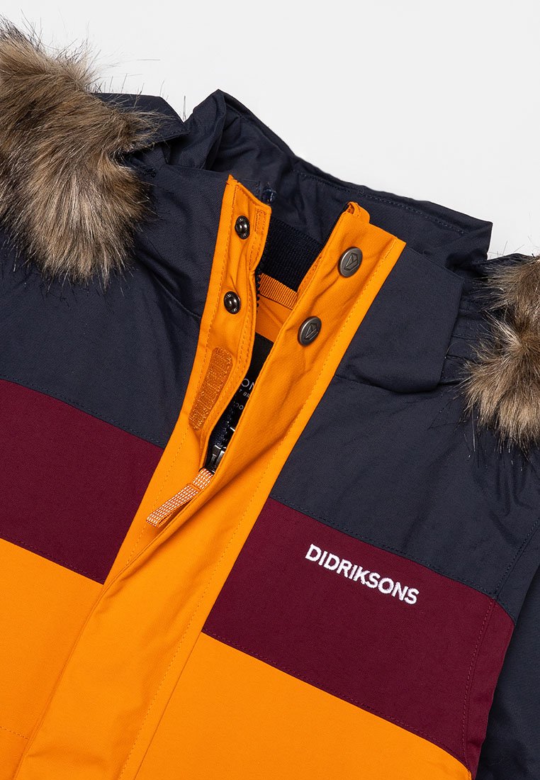 Vattentät parkas med huva i päls, med blå, orange och burgunderfärgade block. Inkluderar dragkedjestängning och logodetalj.