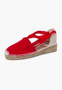 Espadrille de lona roja con tiras de tela entrelazadas, suela de yute y un acento blanco cosido a lo largo del borde. Diseño de punta redonda.