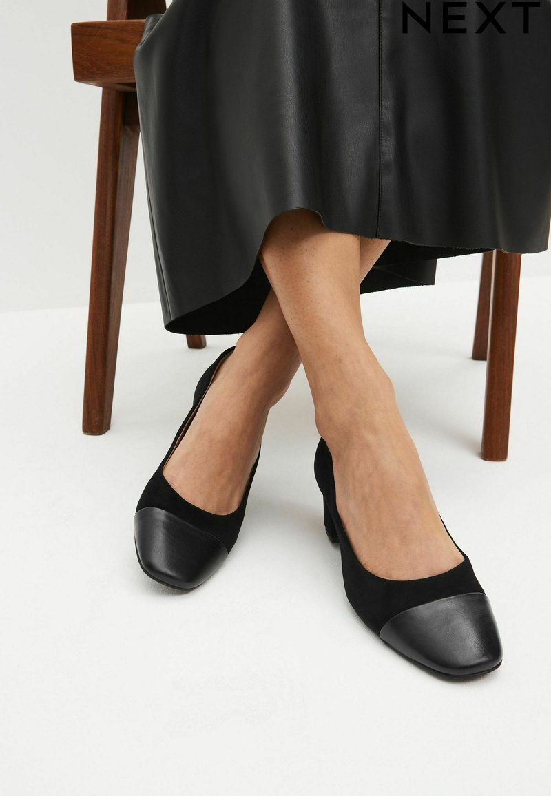 Next FOREVER COMFORT LOW BLOCK REGULAR WIDE FIT - Klassikalised kontsakingad - black toe cap