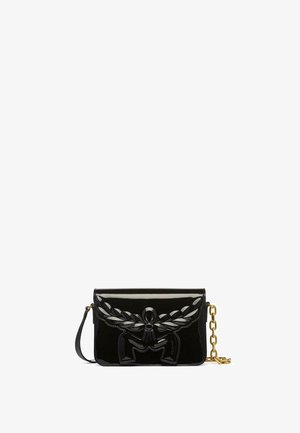 Borsa a tracolla in pelle nera con finitura lucida, caratterizzata da un design scolpito sulla parte anteriore e una tracolla in metallo dorato.