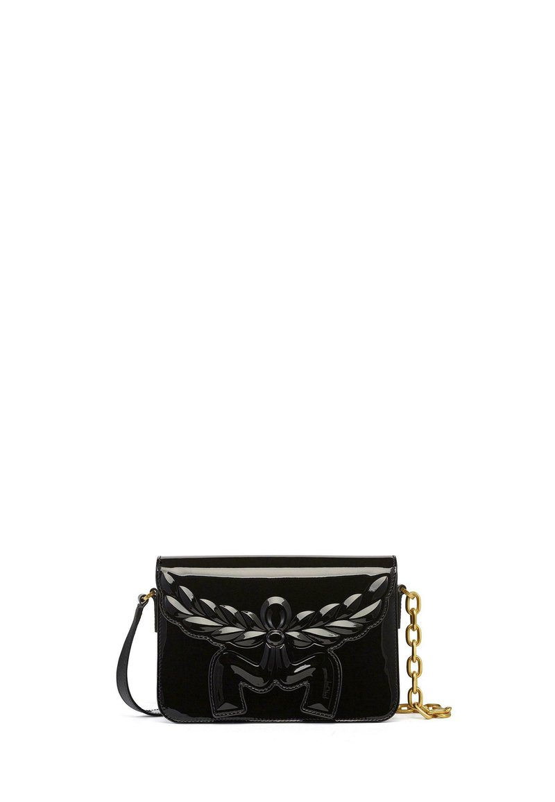 Schwarze Leder-Crossbody-Tasche mit glänzender Oberfläche, die ein skulpturales Design auf der Vorderseite aufweist, sowie einen goldenen Metallkettengurt.