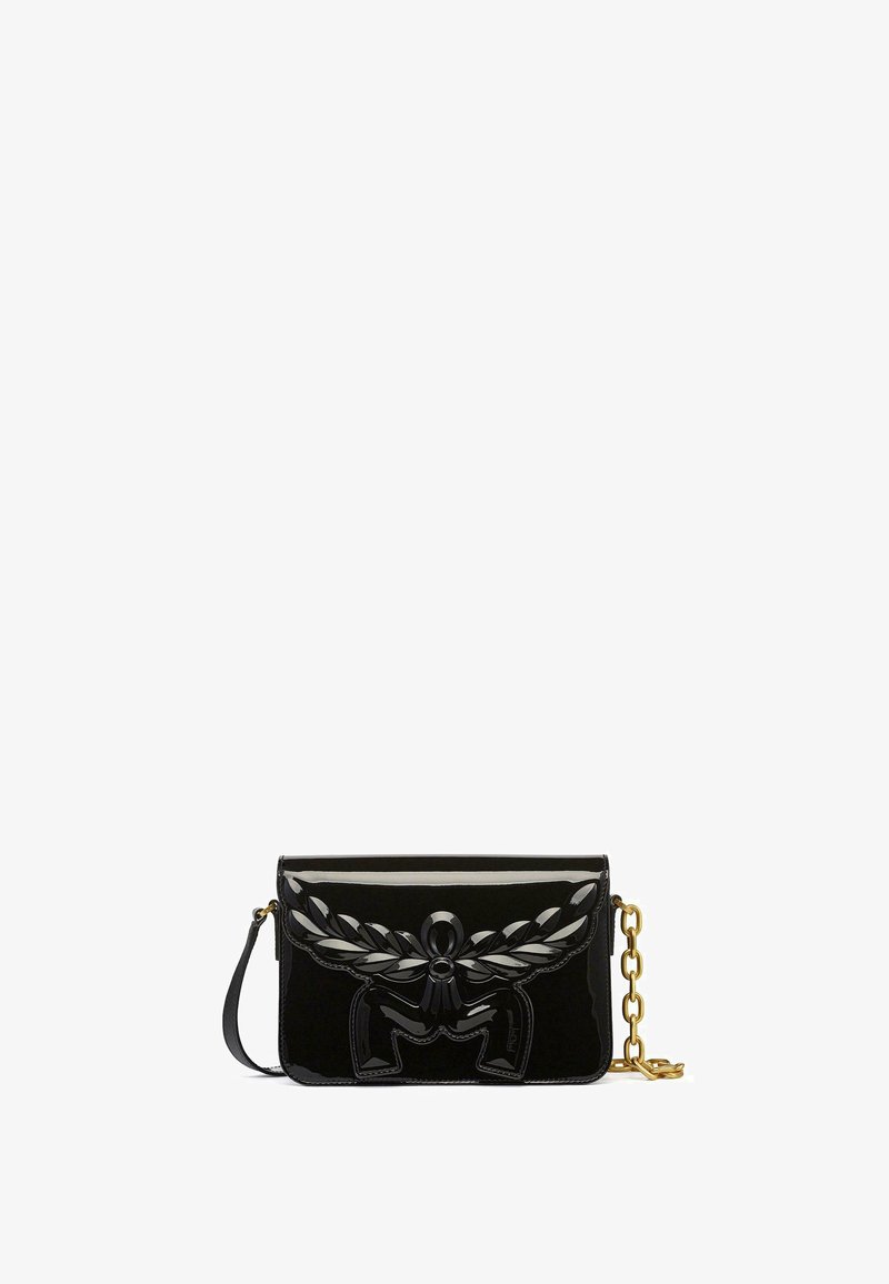 Schwarze Leder-Crossbody-Tasche mit glänzender Oberfläche, die ein skulpturales Design auf der Vorderseite aufweist, sowie einen goldenen Metallkettengurt.