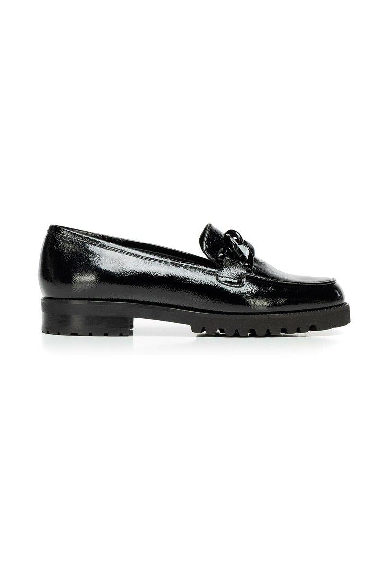 Zwarte gepatenteerde leren loafers met een kettingaccent, afgeronde neus en chunky rubberen zool met een gestructureerde loop voor grip.