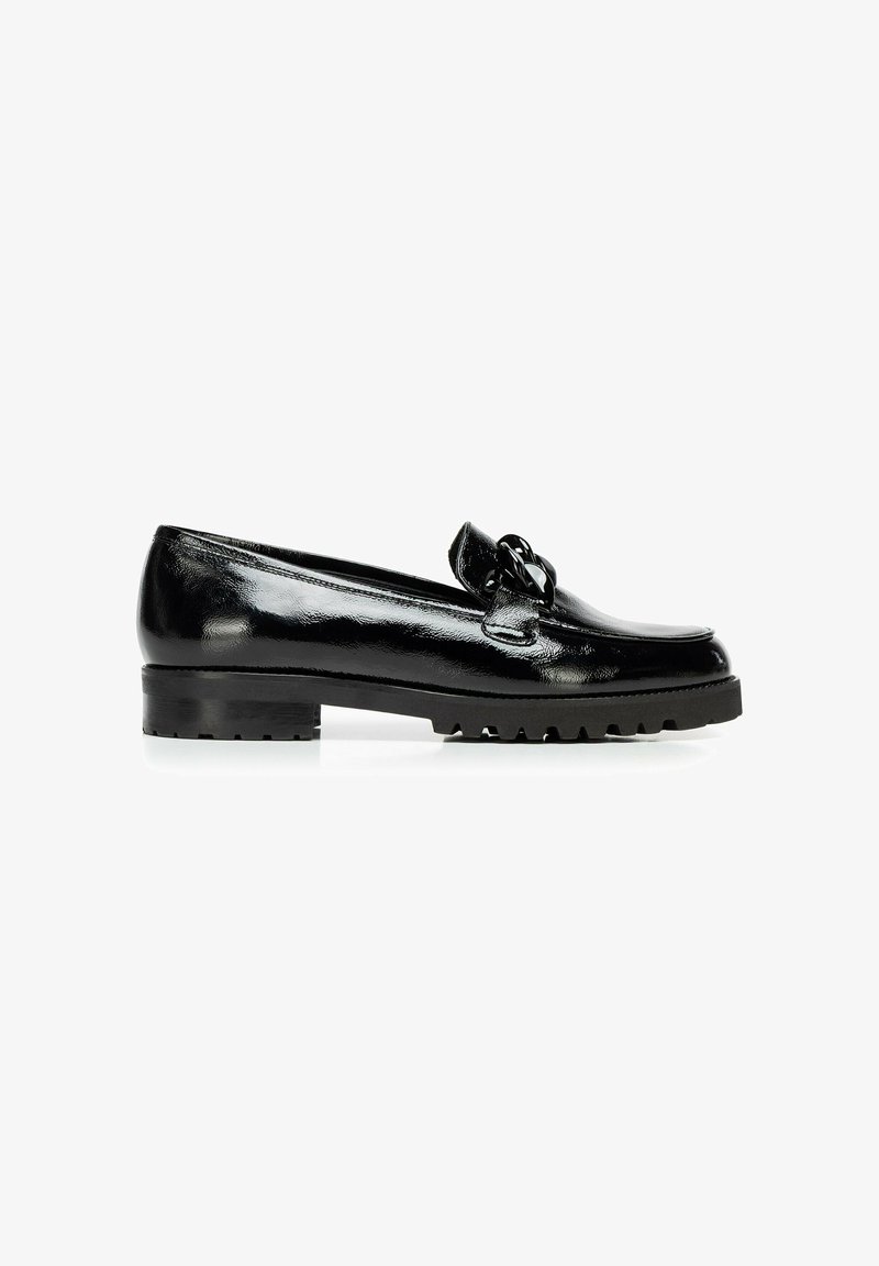 Zwarte gepatenteerde leren loafers met een kettingaccent, afgeronde neus en chunky rubberen zool met een gestructureerde loop voor grip.