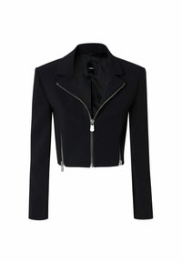 Crna jakna skraćenog kroja sa satenskim završetkom, reverima s urezom i srebrnim detaljima patentnog zatvarača. Ima duge rukave i prianjajući kroj.