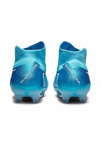 Blaue Fußballschuhe mit einer strukturierten Oberseite, passgenauer Sockendesign und transparenten Stollen. Mit "PHANTOM LUNA" Branding an der Seite.