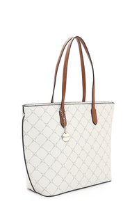 Borsa a spalla bianca realizzata in materiale sintetico testurizzato, con manici in pelle marrone e un ciondolo decorativo argentato. Design a motivo diamantato.