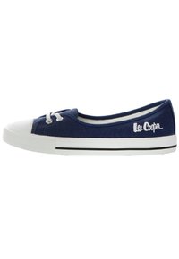 Scarpa slip-on in tela blu marina con punta in gomma bianca, dettagli in pizzo e striscia nera. Presenta il logo ricamato "Lee Cooper" sul lato.