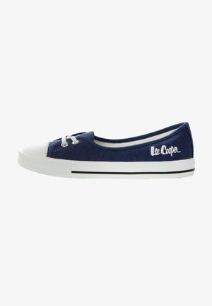 Granatowe płócienne buty wsuwane z białym gumowym noskiem, akcentami sznurowania i czarnym paskiem. Posiadają haftowane logo "Lee Cooper" z boku.
