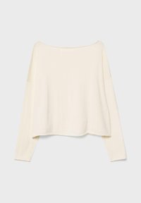Haut léger en crème à manches longues avec un col bardot, texture douce, coupe décontractée et ourlet arrondi. Pas de motifs ni de matériel visibles.