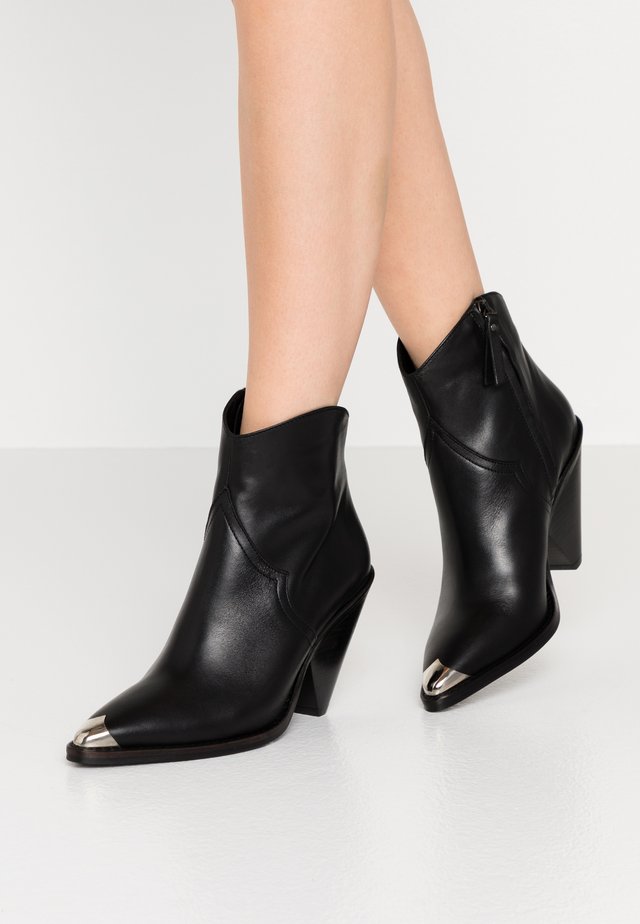 Bottines à talons hauts - black