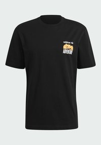 Czarny bawełniany t-shirt z krótkimi rękawami i okrągłym dekoltem, z białym i pomarańczowym logo "adidas" oraz grafiką "ADVENTURE" na piersi.
