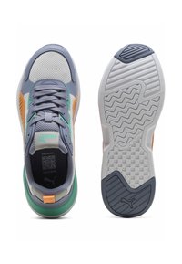 Chaussures de sport gris clair avec superpositions en mesh et synthétique. Présentent des accents orange et vert, des lacets ronds, une semelle rembourrée et un dessous texturé.