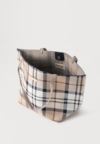 Τσάντα ώμου με καρό σχέδιο σε μπεζ, ναυτικό μπλε και λευκό, με δύο λαβές και κλείσιμο με κουμπί πατιλέτα, με την επωνυμία "Barbour" στο μπροστινό μέρος και στο εσωτερικό.