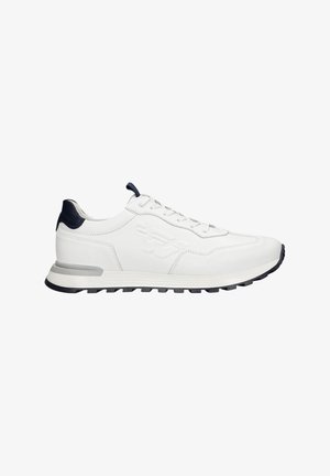 Weiße Sportschuhe aus glattem Leder mit dunkelblauem Fersenbereich und Akzenten, strukturiertem Sohlenprofil und tonal passendem Branding an der Seite.
