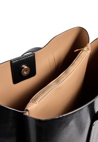Borsa a tracolla nera in pelle con una finitura liscia, dotata di un interno marrone, scomparto con zip e chiusura a scatto metallica.
