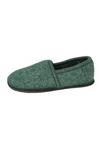 Groene vilten slipper met een ronde neus, elastische kraag en zwarte rubberen zool. Zachte textuur met gestikte accenten langs de randen.